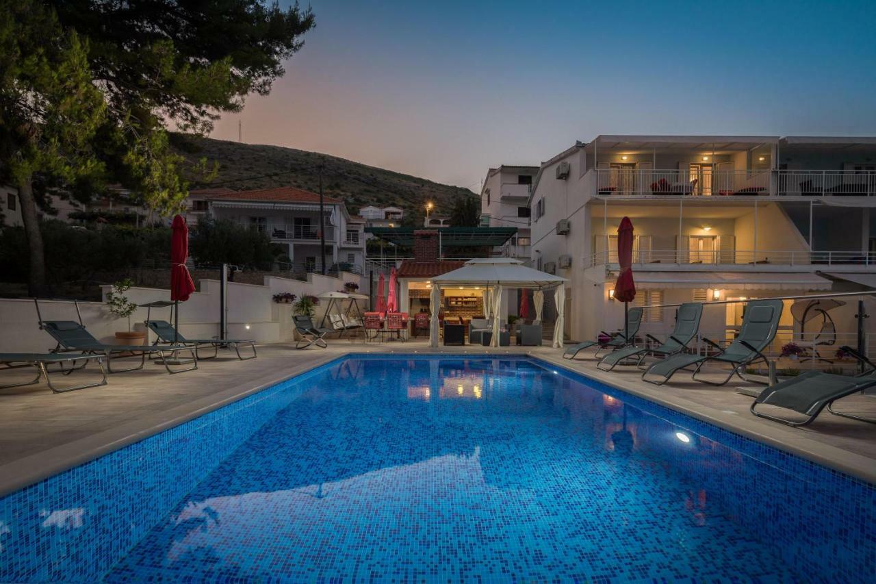 Gem Of The Sea Luxury Beach Apartment With Brand New Heating Infinity Pool Трогір Екстер'єр фото